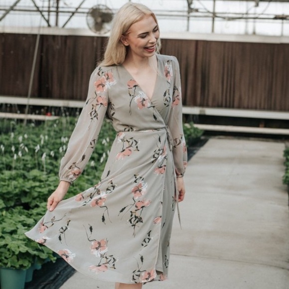 Piper and Scoot Dresses & Skirts - Piper and Scoot “Winslow” floral wrap dress small